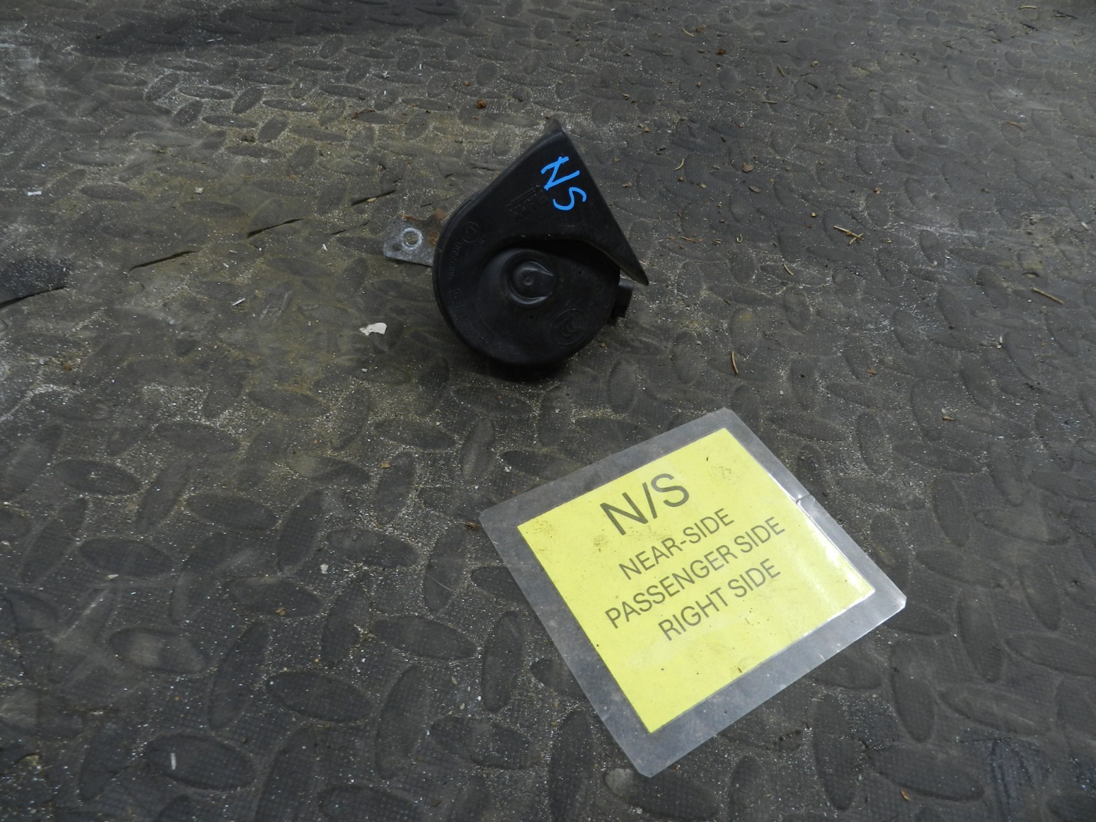 107. 2007 VOLVO S80 D5. HORN PASSENGER SIDE
