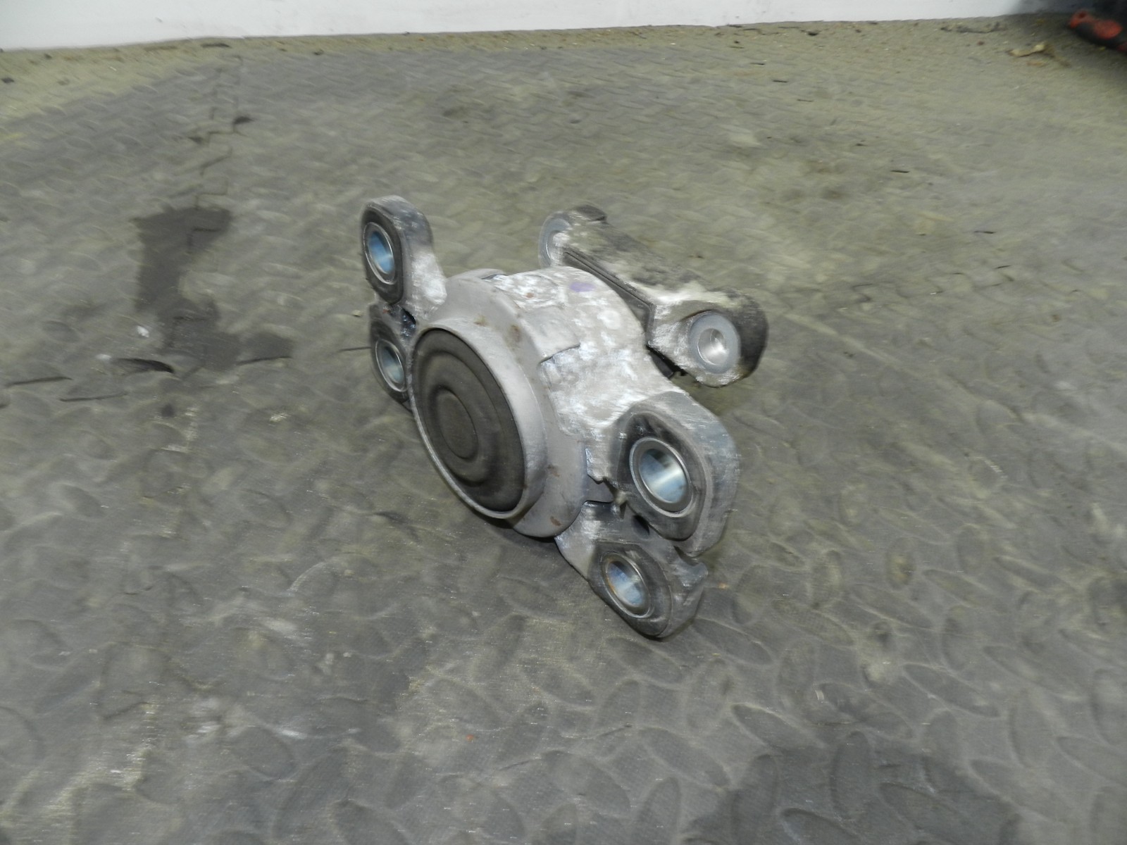 107. 2007 VOLVO S80 D5. ENGINE MOUNT GEAR BOX