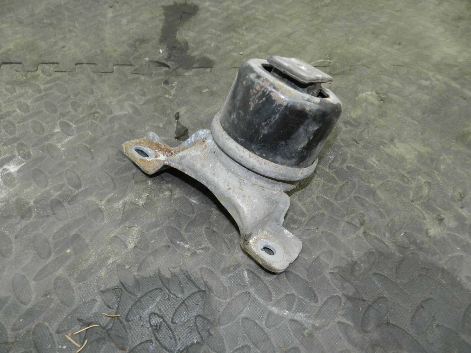107. 2007 VOLVO S80 D5. ENGINE MOUNT