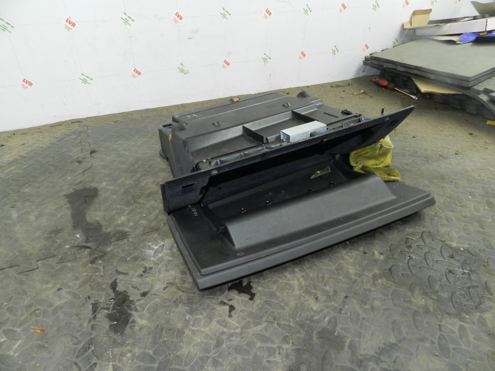 107. 2007 VOLVO S80 D5. GLOVE BOX LID + HOUSING