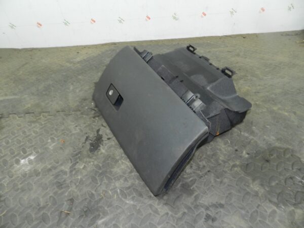 107. 2007 VOLVO S80 D5. GLOVE BOX LID + HOUSING - Image 2