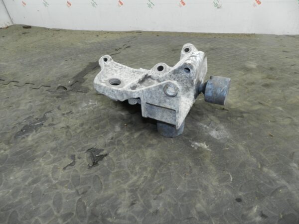 107. 2007 VOLVO S80 D5. ENGINE MOUNT