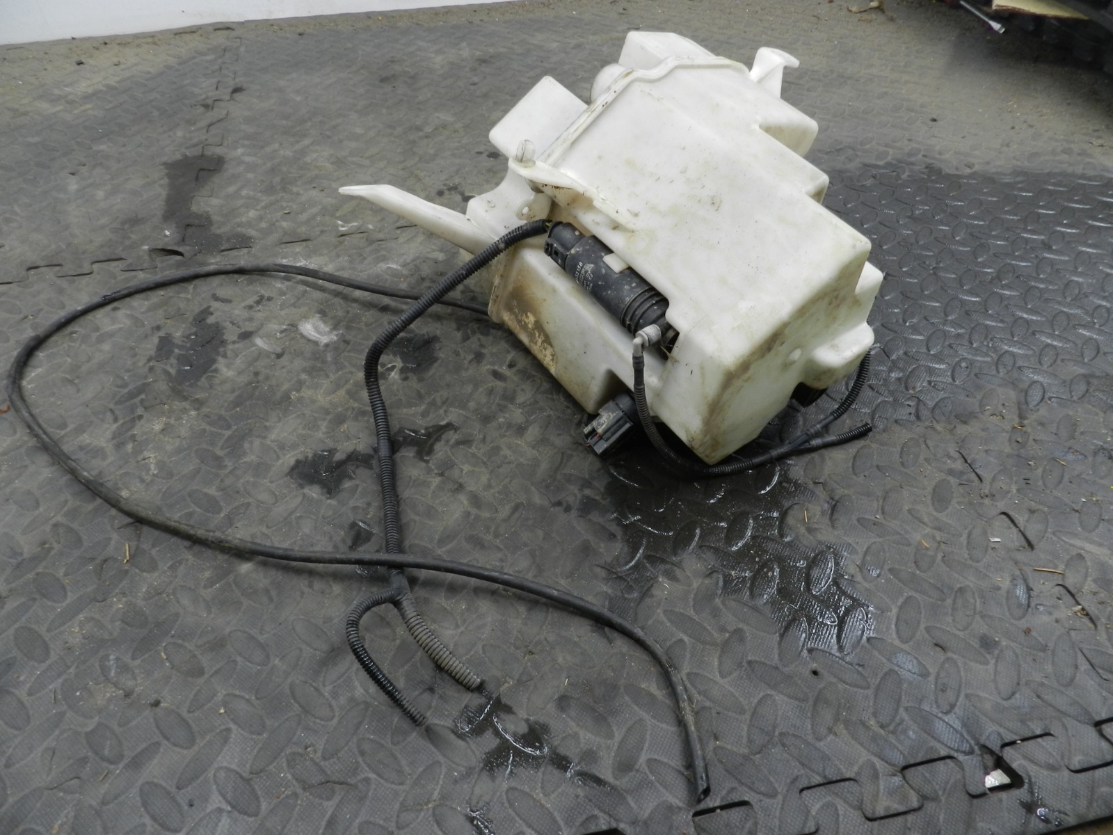 107. 2007 VOLVO S80 D5. SCREEN WASH WASHER BOTTLE TANK + PUMP