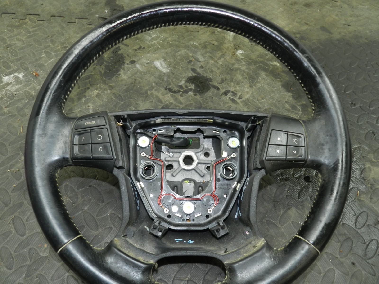 107. 2007 VOLVO S80 D5. STEERING WHEEL MULTI FUNCTION WITH CONTROLS