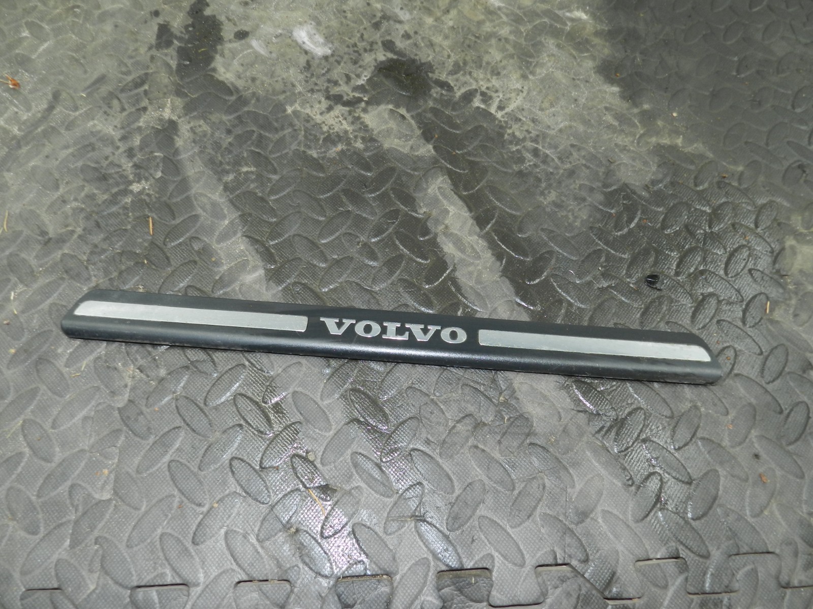 107. 2007 VOLVO S80 D5. FLOOR STEP PLATE TRIM PASSENGER FRONT LOWER