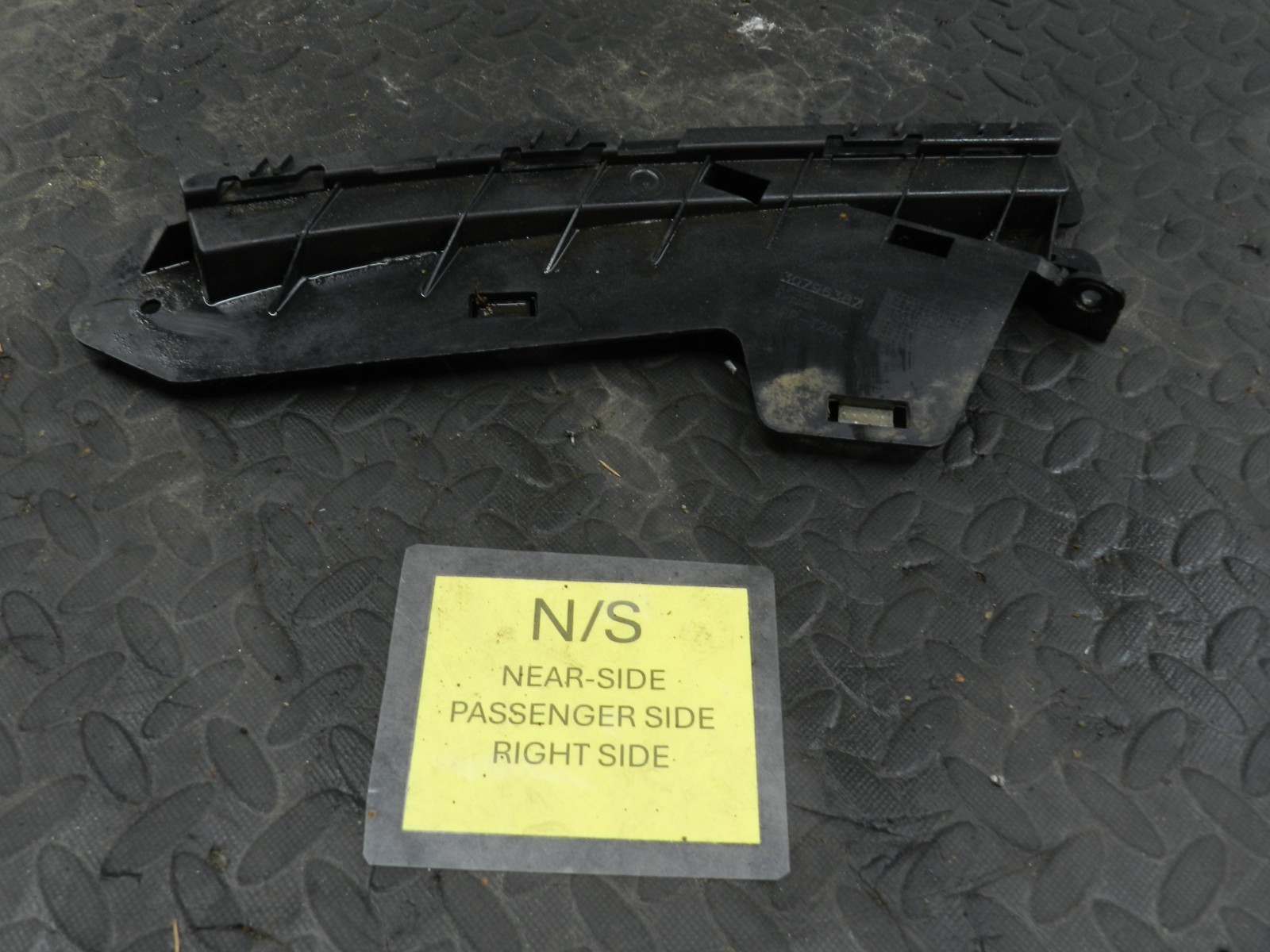 107. 2007 VOLVO S80 D5. PASSENGER SIDE HEAD LIGHT MOUNT FRAME