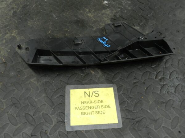 107. 2007 VOLVO S80 D5. PASSENGER SIDE HEAD LIGHT MOUNT FRAME - Image 3