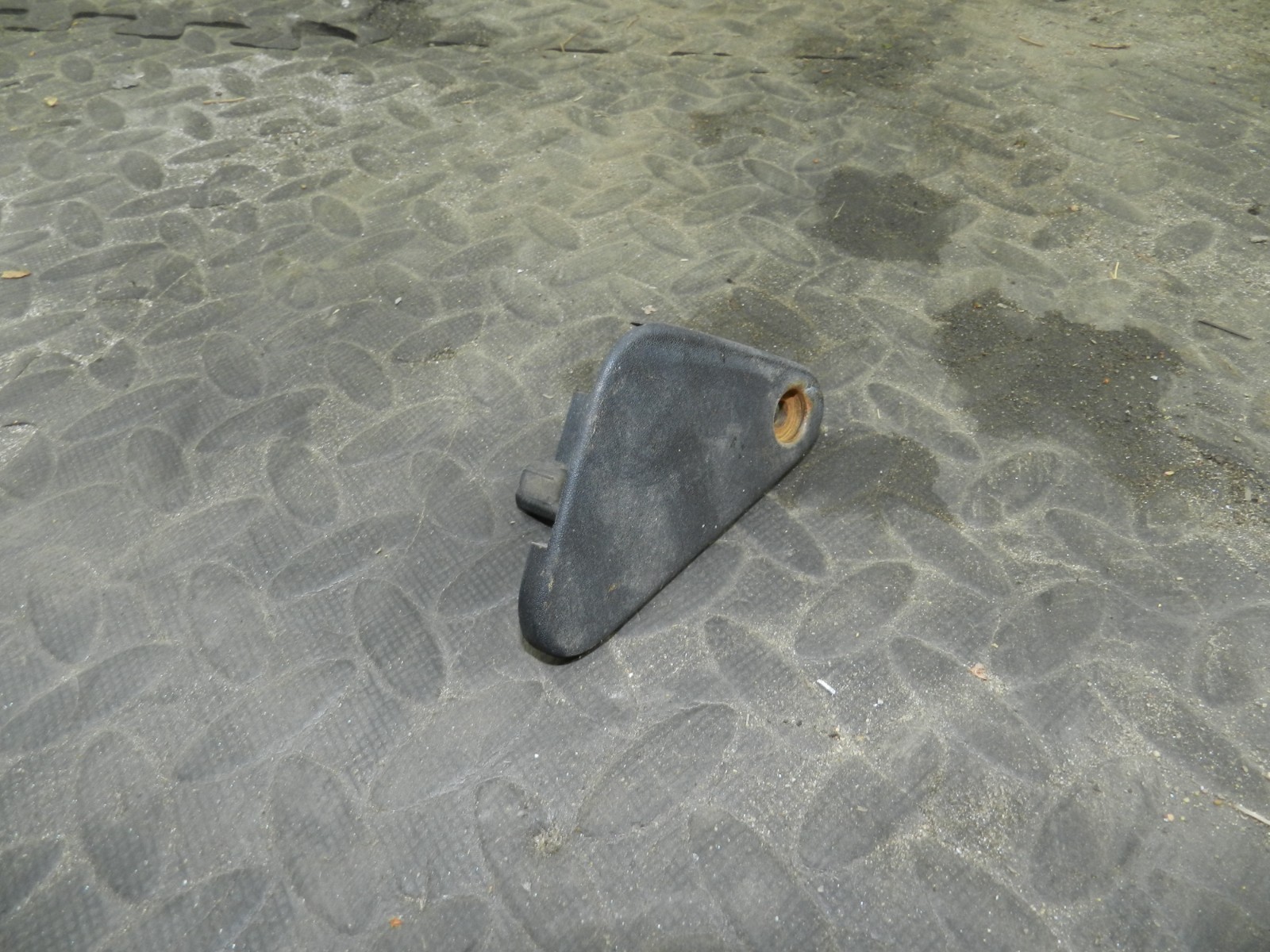 107. 2007 VOLVO S80 D5. RADIATOR BRACKET RETAINER