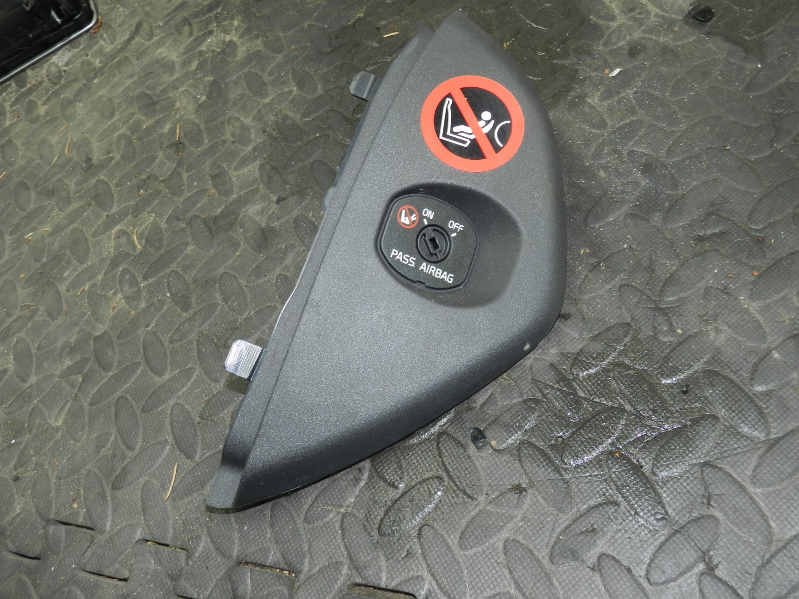 107. 2007 VOLVO S80 D5. DASH BOARD END TRIM