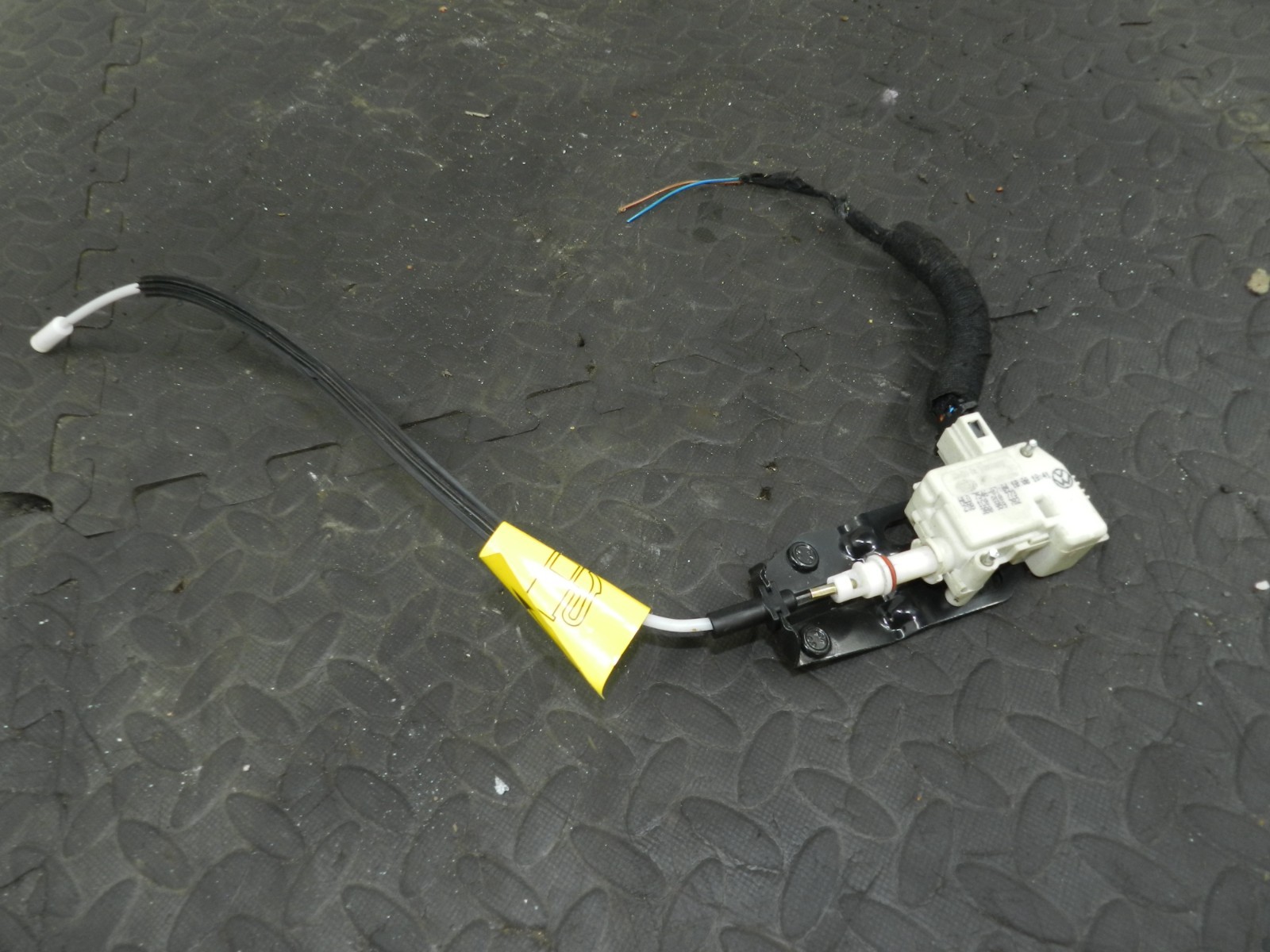 (160) 2000 AUDI TT QUATTRO 8N. FUEL FLAP RELEASE ACTUATOR