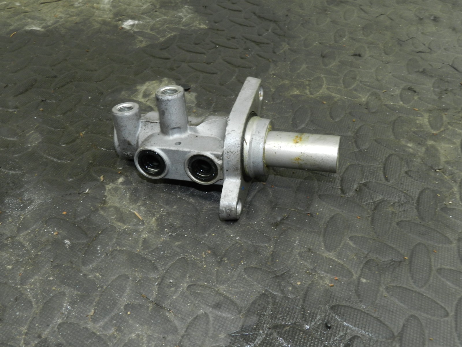 107. 2007 VOLVO S80 D5. BRAKE MASTER CYLINDER