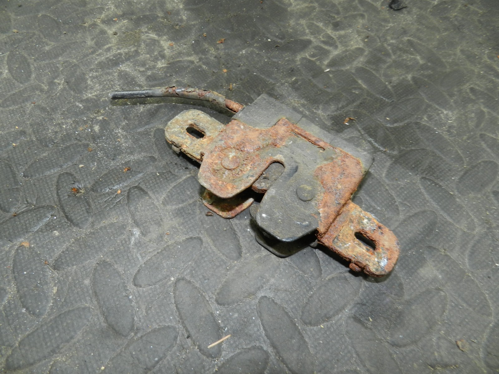 107. 2007 VOLVO S80 D5. BONNET LATCH CATCH LOCK