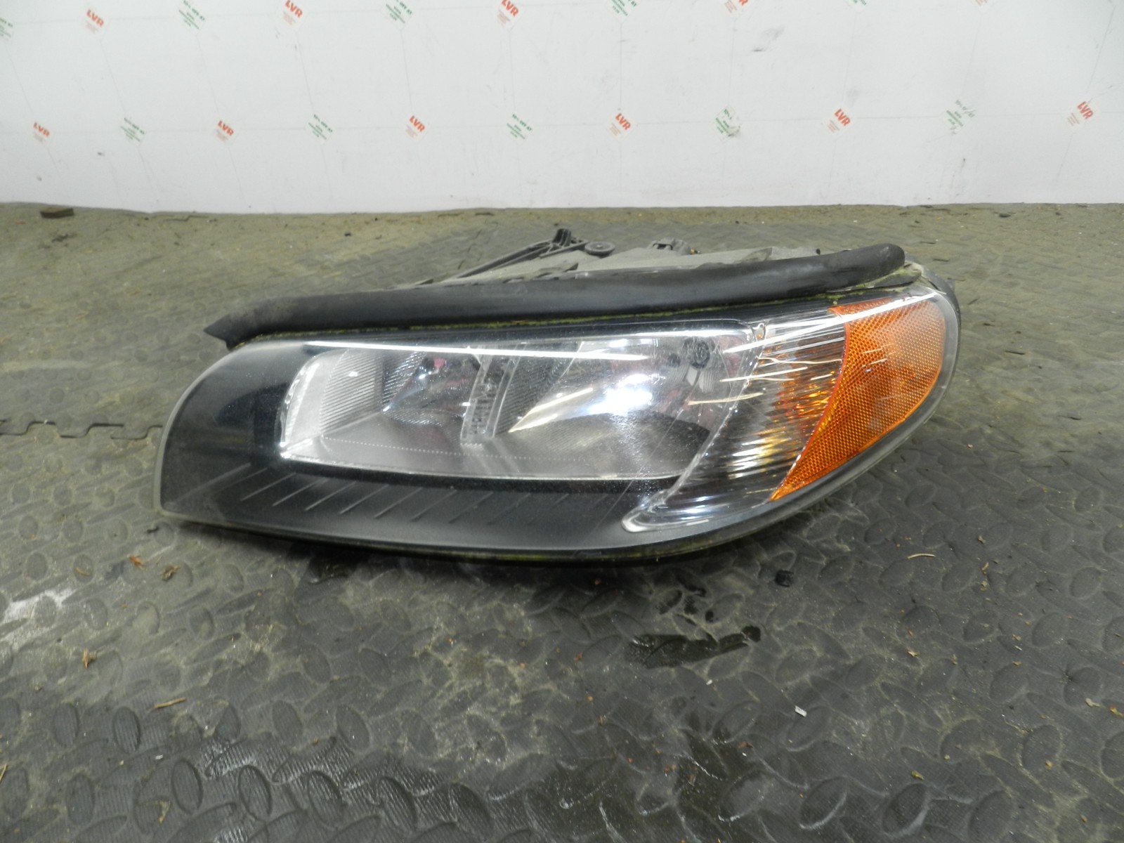 107. 2007 VOLVO S80 D5. PASSENGER SIDE HEAD LIGHT