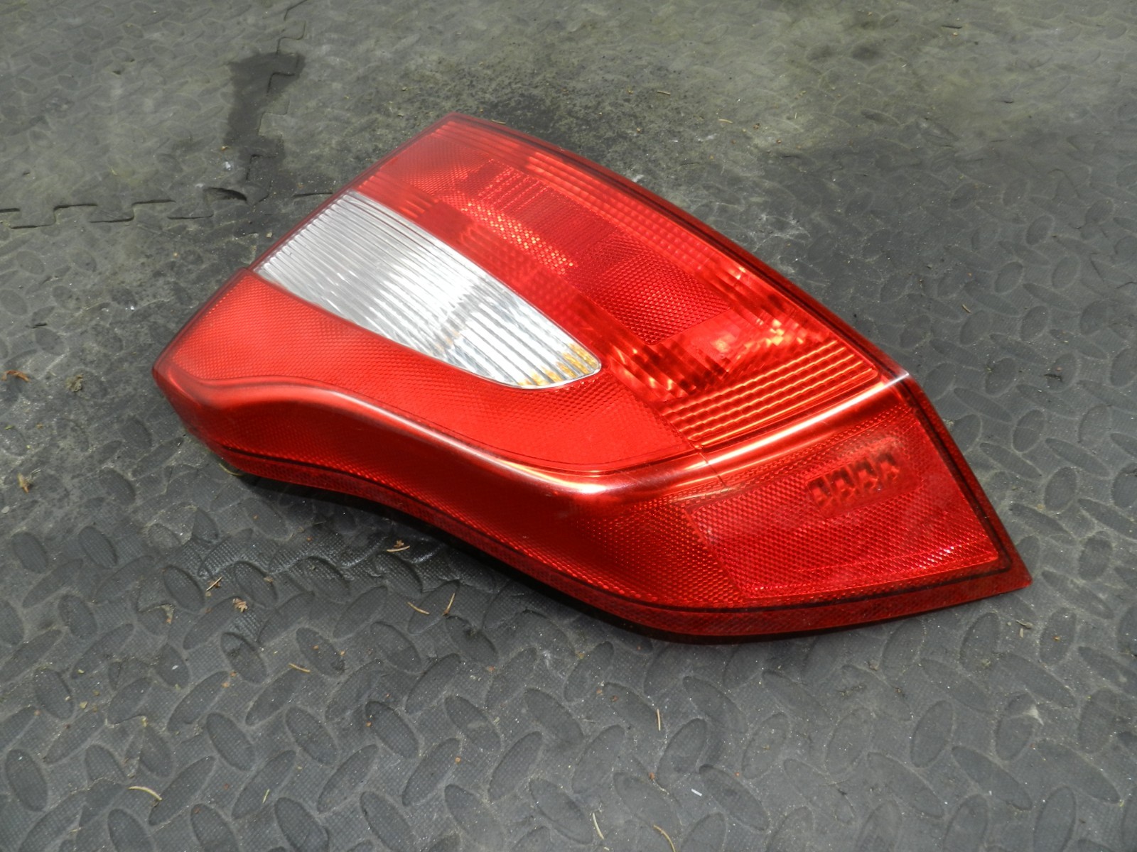 107. 2007 VOLVO S80 D5. PASSENGER SIDE REAR LIGHT