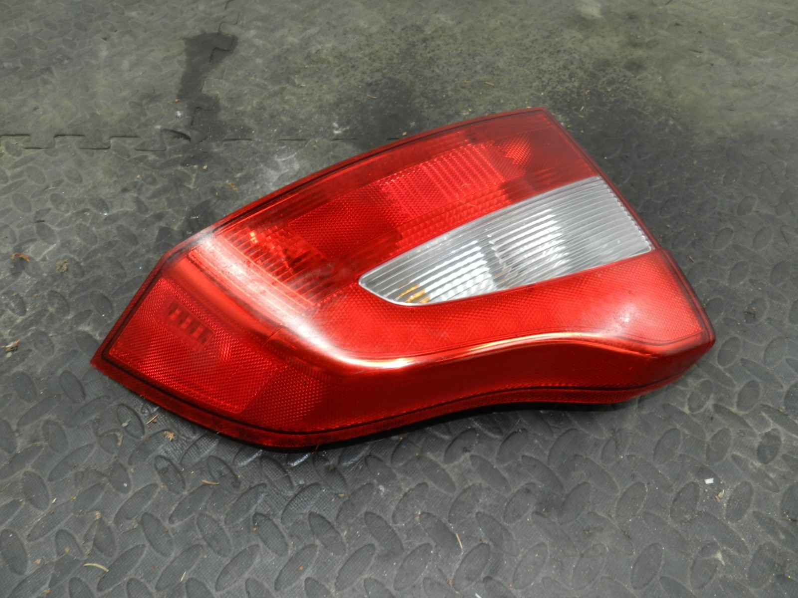 107. 2007 VOLVO S80 D5. DRIVER SIDE REAR LIGHT