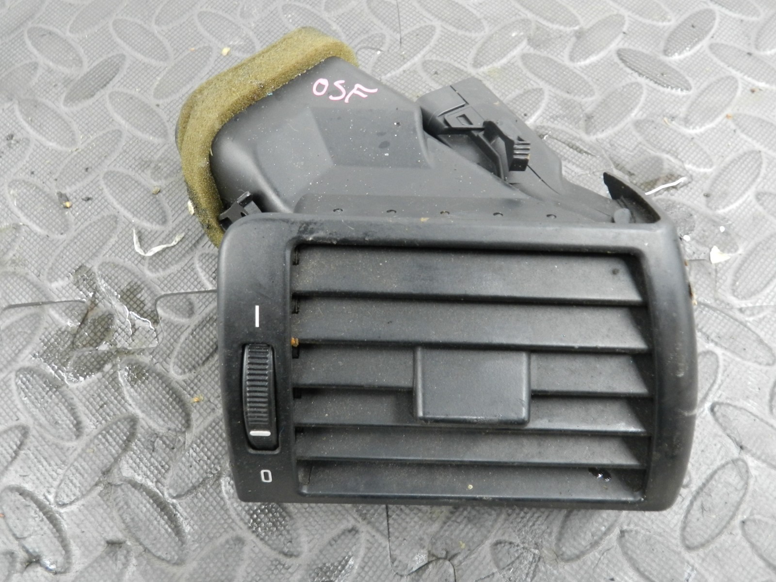 143. 2003 BMW E46 318Ci CONVERTIBLE. DRIVER SIDE AIR BLOWER VENT - Image 2