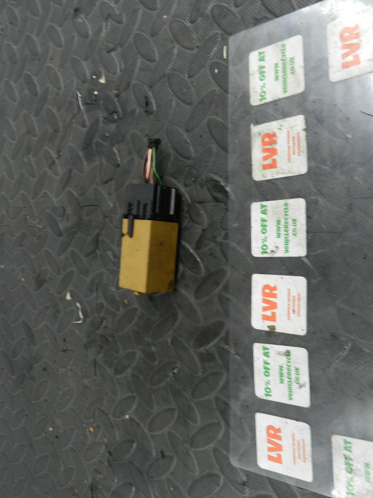 143. 2003 BMW E46 318Ci CONVERTIBLE. YELLOW RELAY 8384505