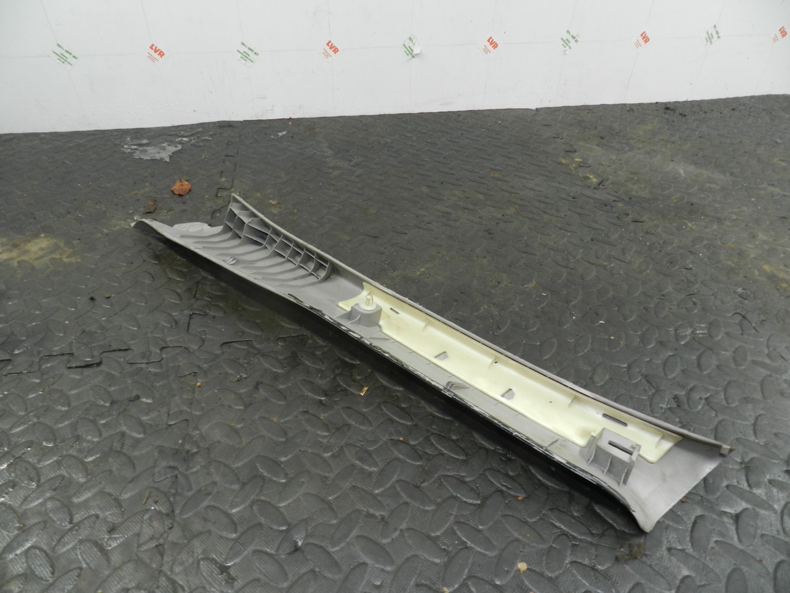 (145) 2003 TOYOTA RAV 4 MK2. DRIVER SIDE B PILLAR TRIM - Image 2