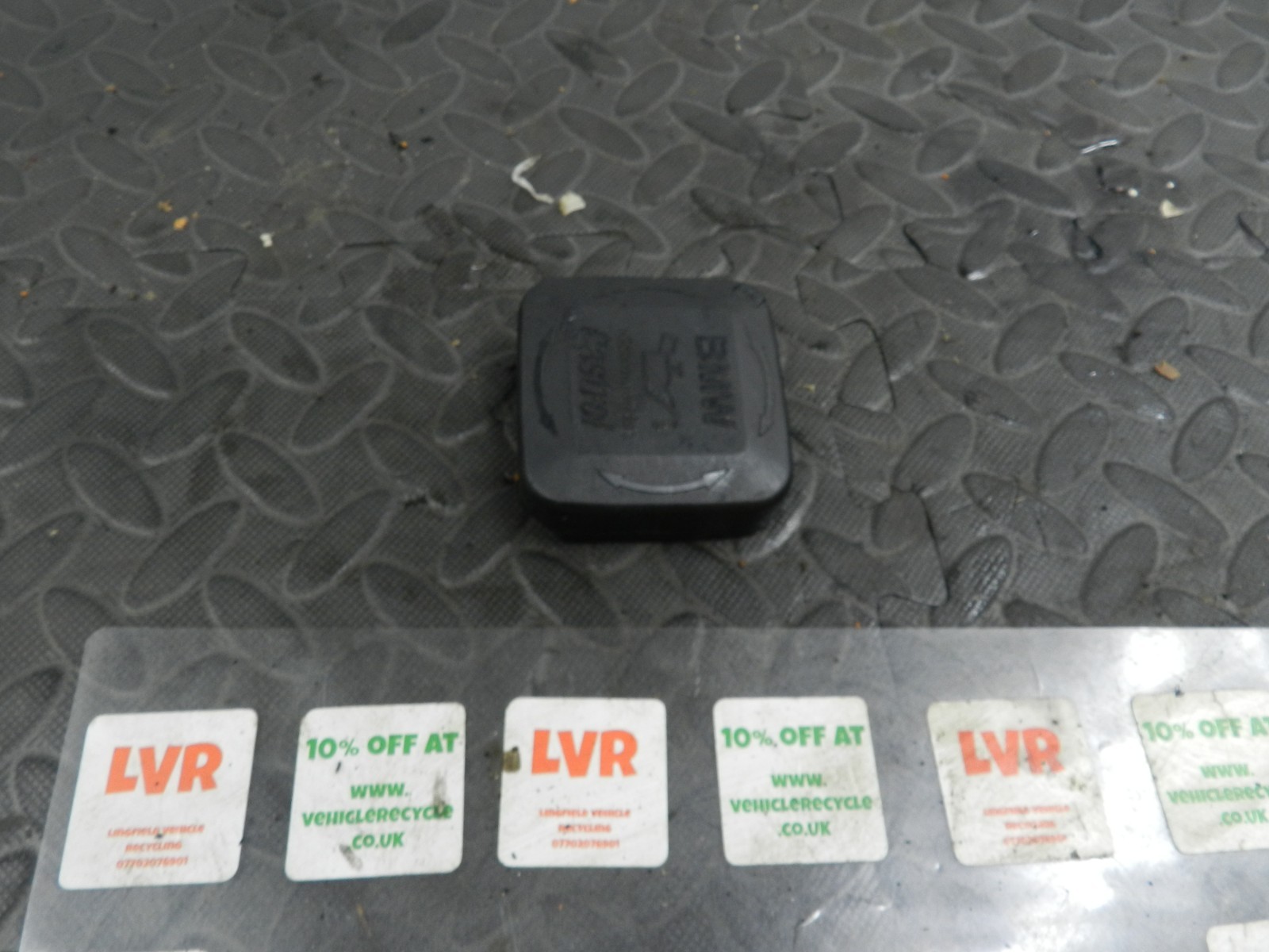 143. 2003 BMW E46 318Ci CONVERTIBLE. OIL FILL UP CAP