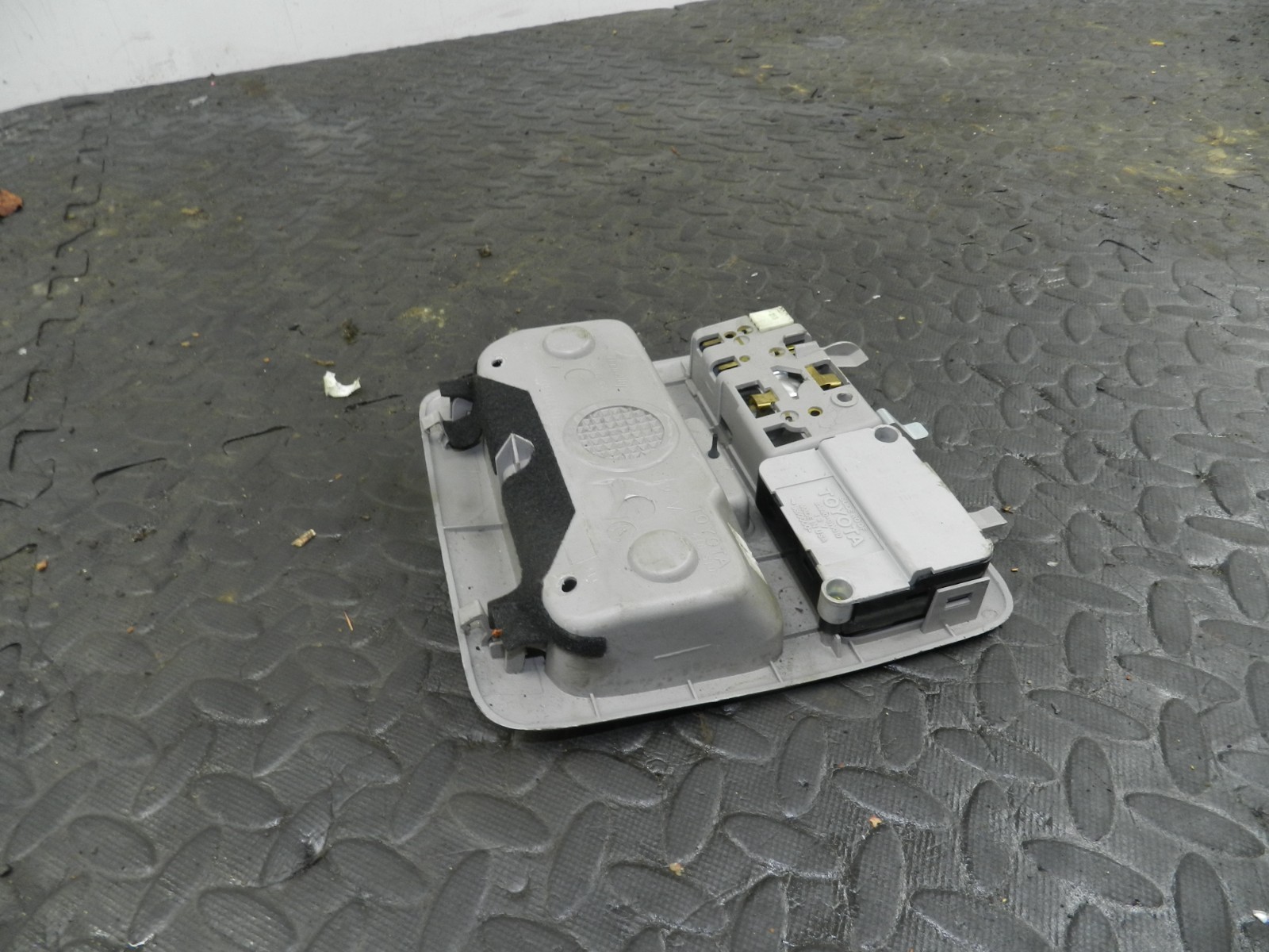 (145) 2003 TOYOTA RAV 4 MK2. INTERIOR LIGHT GLASSES STORAGE - Image 2