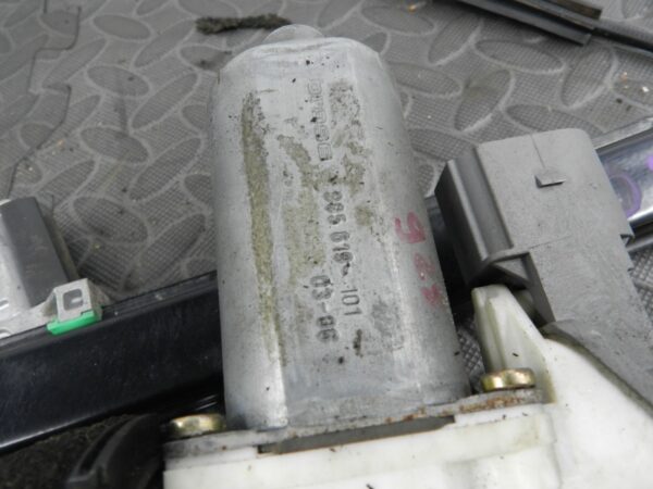143. 2003 BMW E46 318Ci CONVERTIBLE. DRIVER SIDE FRONT WINDOW REGULATOR & MOTOR - Image 3