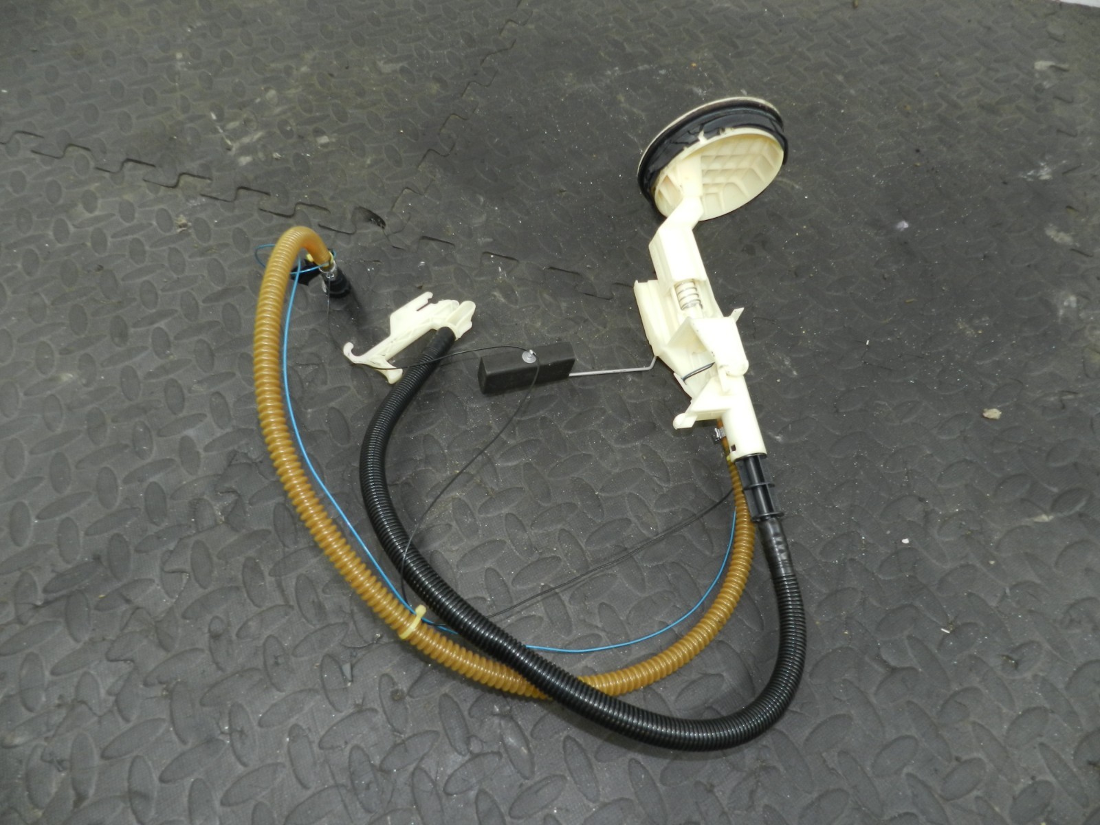 (160) 2000 AUDI TT QUATTRO 8N. FUEL PUMP TRANSFER SENDER UNIT
