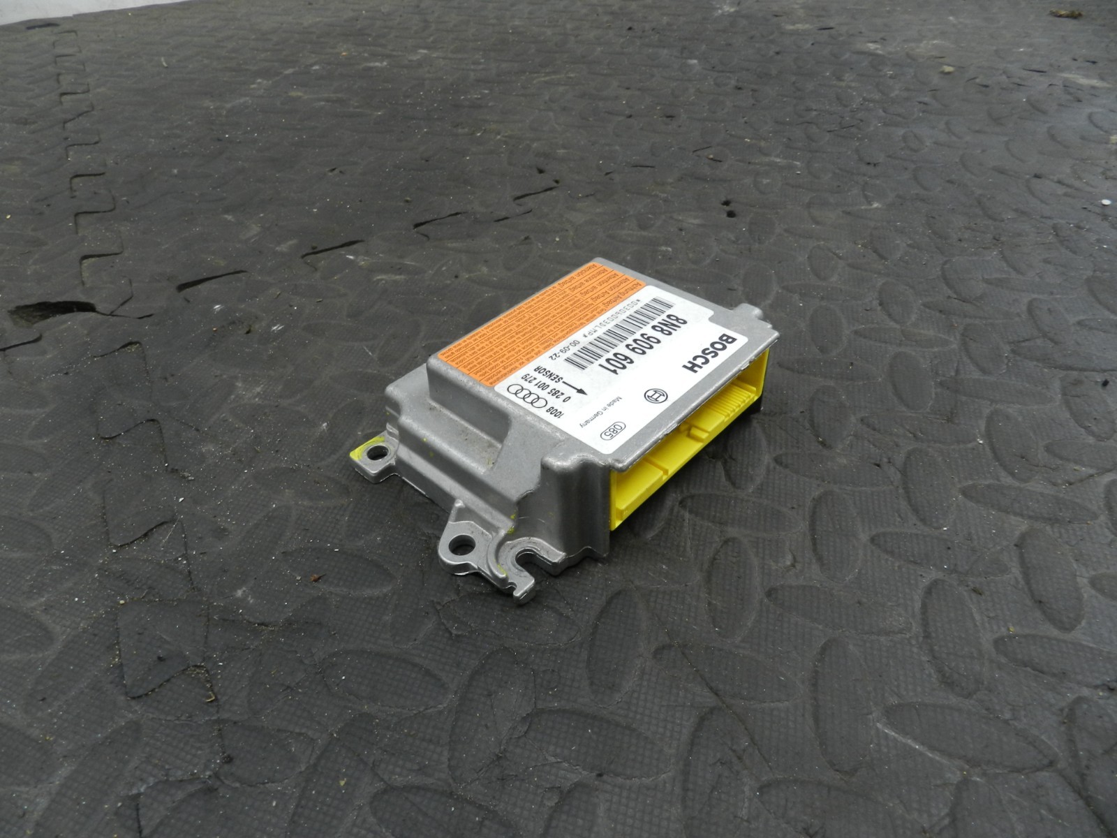 (160) 2000 AUDI TT QUATTRO 8N. AIRBAG ECU SENSOR 8N8909601