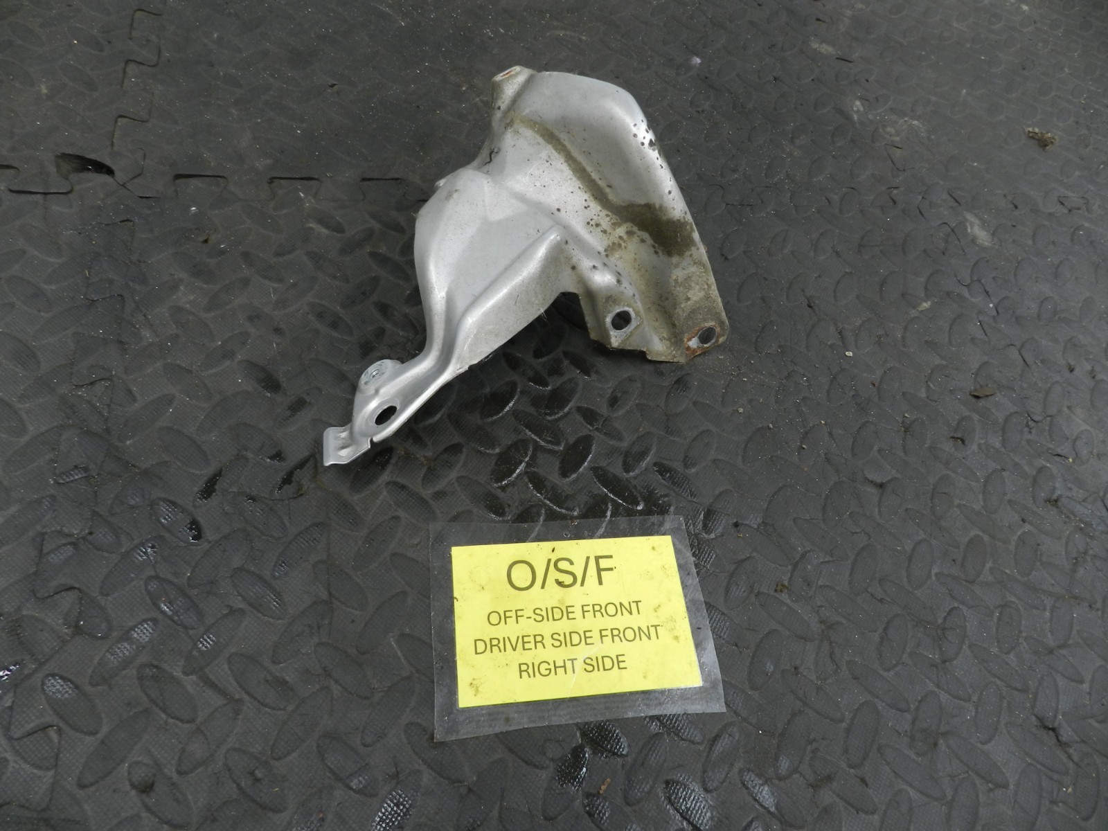 (160) 2000 AUDI TT QUATTRO 8N. DRIVER SIDE WING / BUMPER MOUNT BRACKET