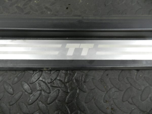 (160) 2000 AUDI TT QUATTRO 8N. PASSENGER SIDE OUTER SILL TRIM - Image 3