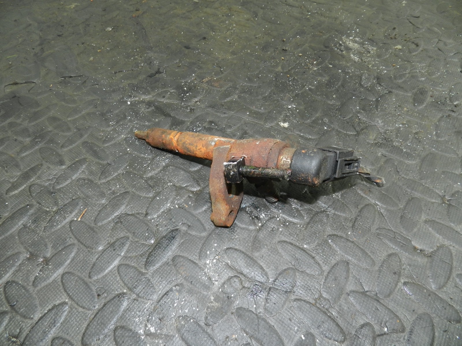 151. 2008 FORD FOCUS MK2 TITANIUM. DIESEL FUEL INJECTOR