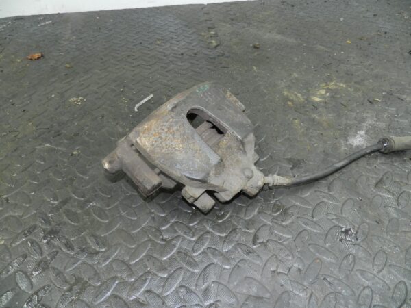 151. 2008 FORD FOCUS MK2 TITANIUM. DRIVER SIDE FRONT BRAKE CALIPER + CARRIER - Image 2