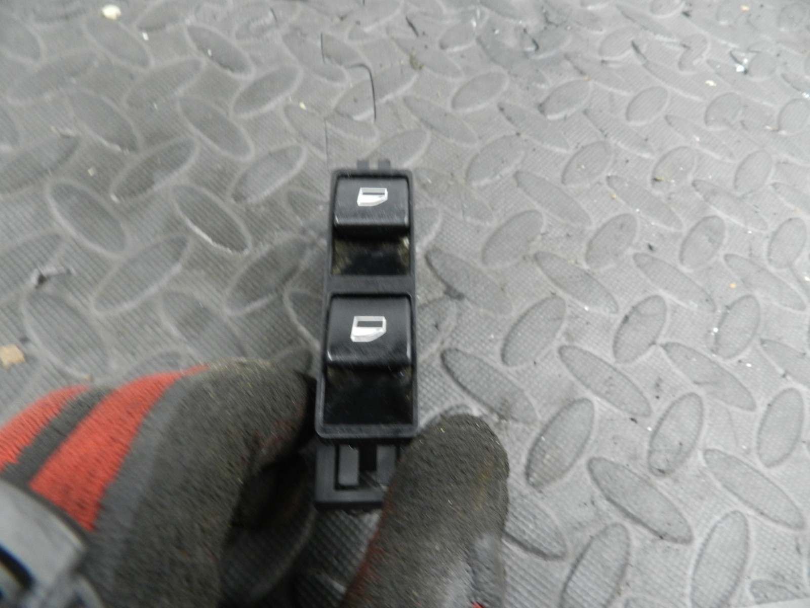 143. 2003 BMW E46 318Ci CONVERTIBLE. WINDOW SWITCHES