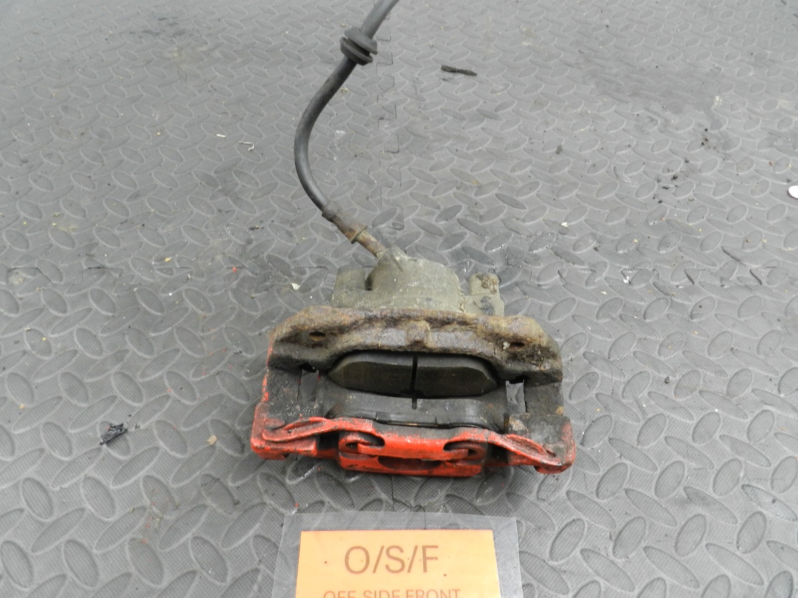 143. 2003 BMW E46 318Ci CONVERTIBLE. DRIVER SIDE FRONT BRAKE CALIPER & CARRIER - Image 2