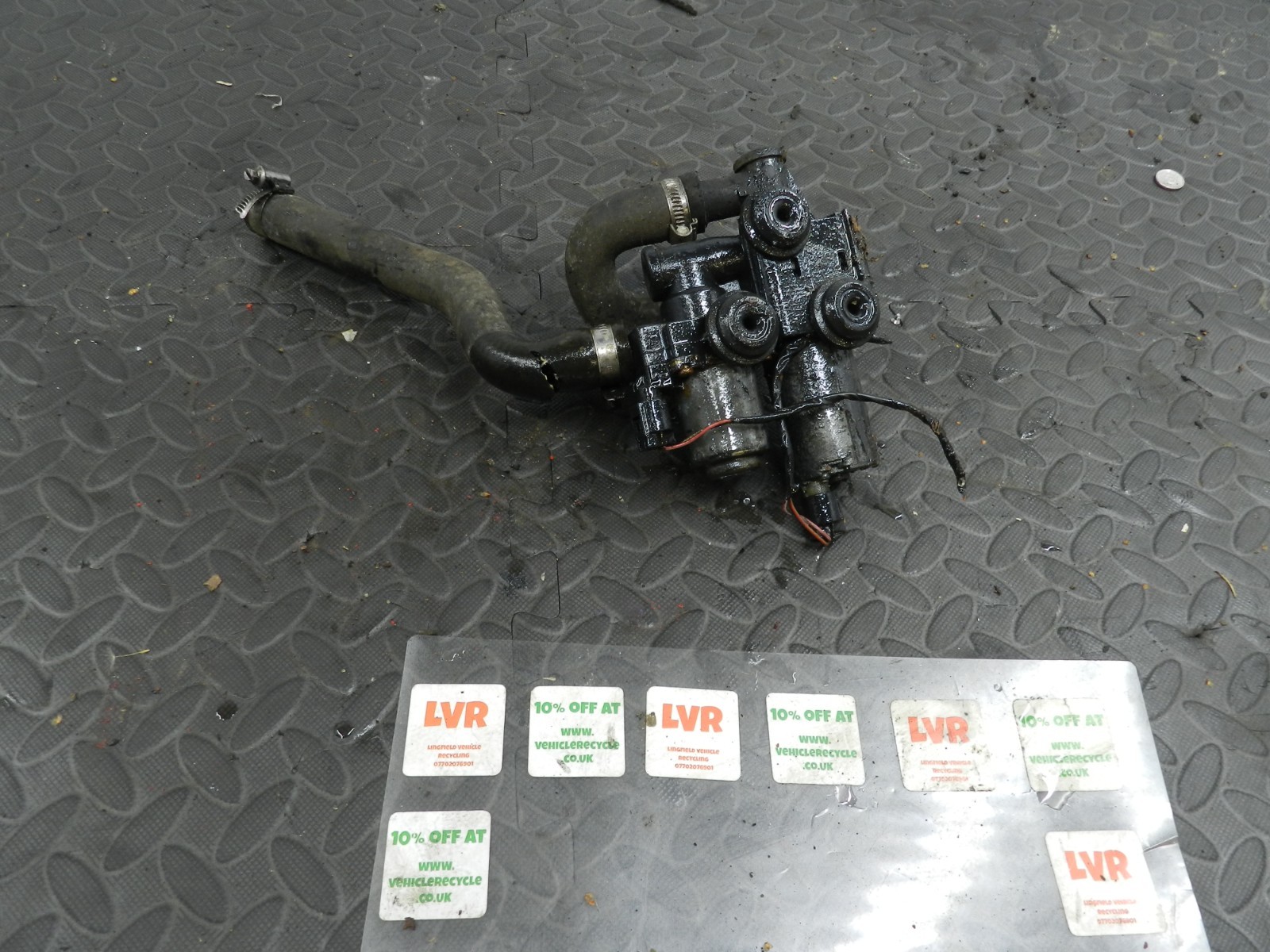 143. 2003 BMW E46 318Ci CONVERTIBLE. COOLANT PUMP VALVES