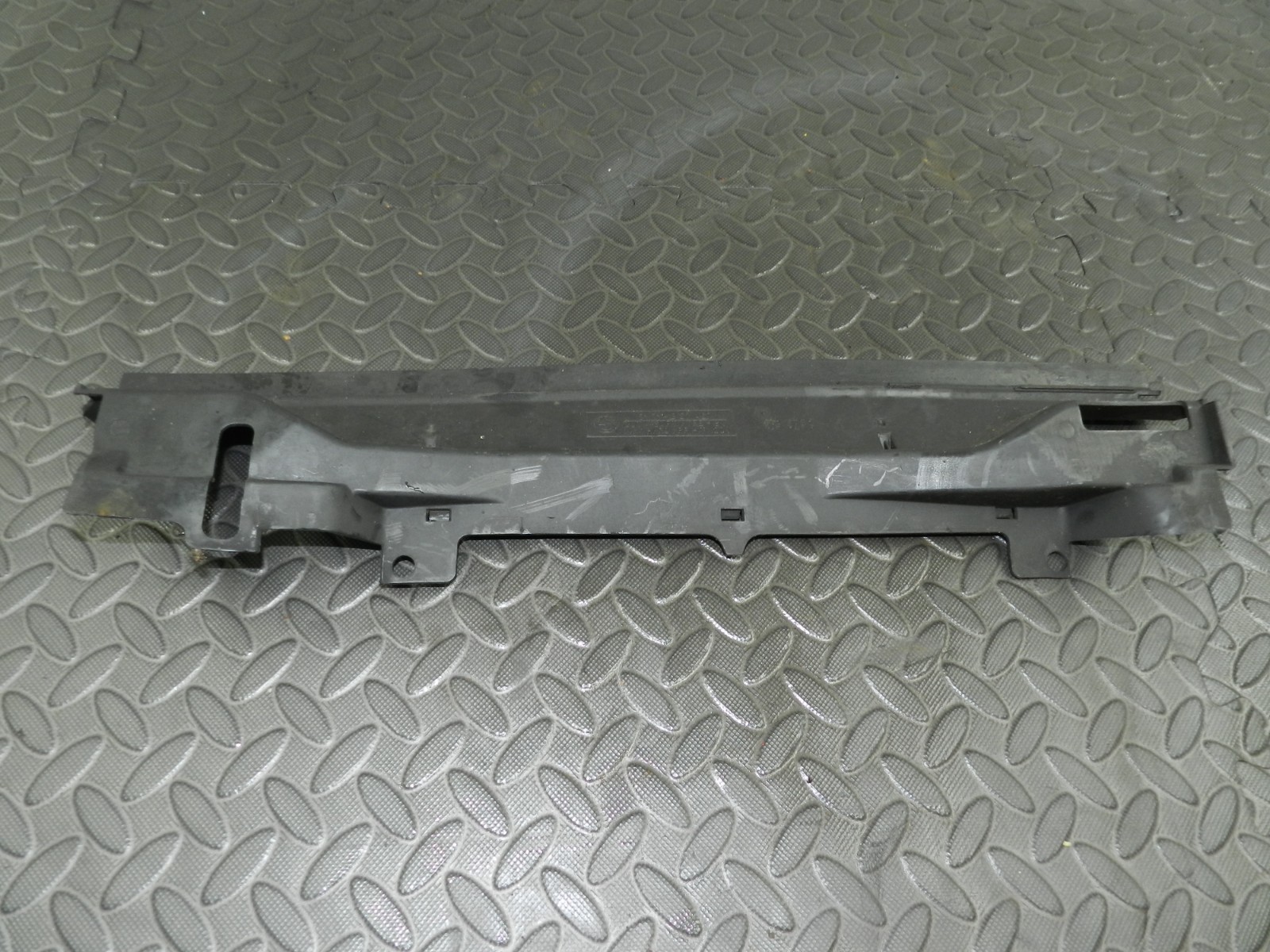 143. 2003 BMW E46 318Ci CONVERTIBLE. PLASTIC TRIM 8211487