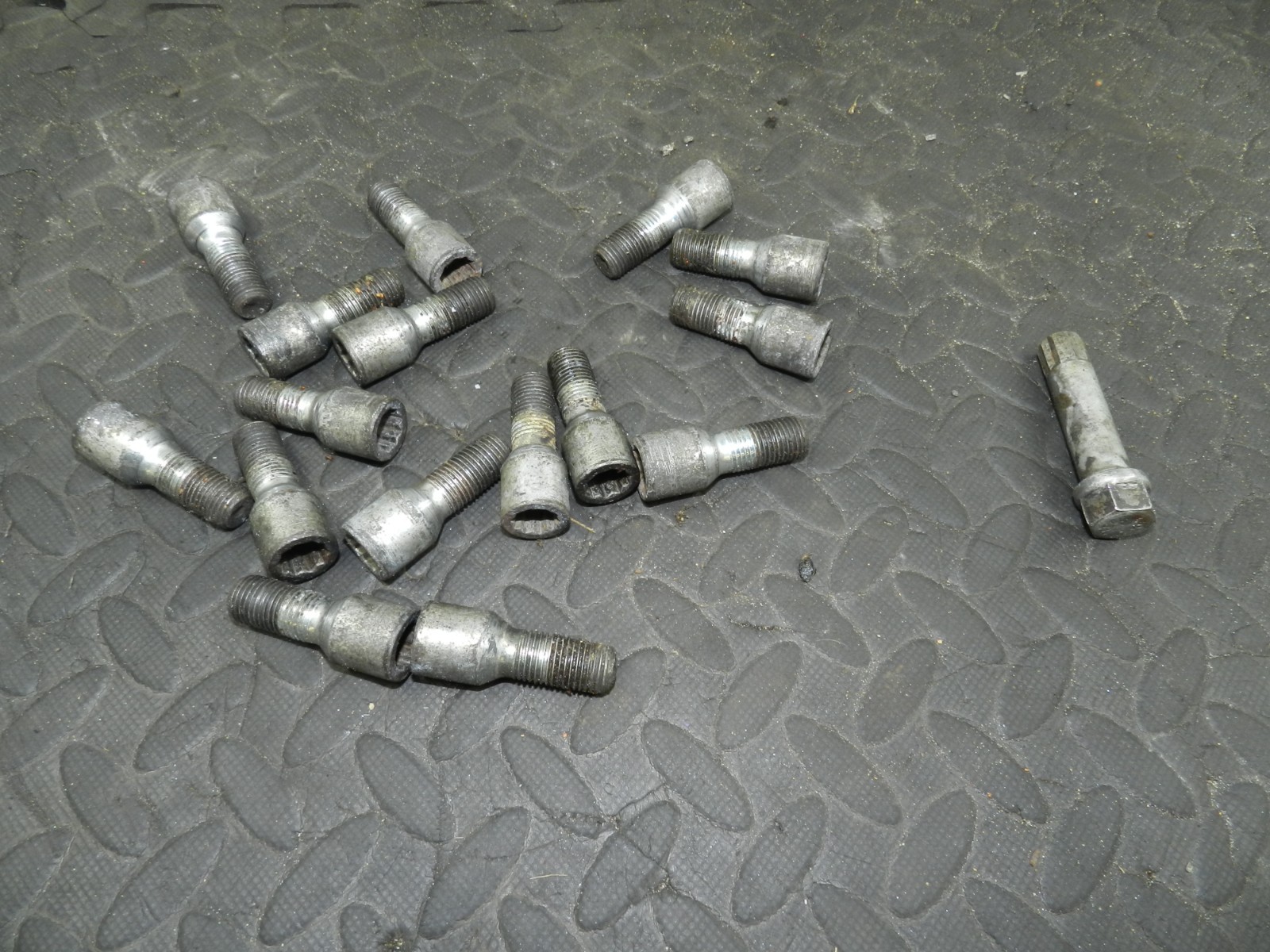 (160) 2000 AUDI TT QUATTRO 8N. 16X WHEEL NUTS WITH KEY