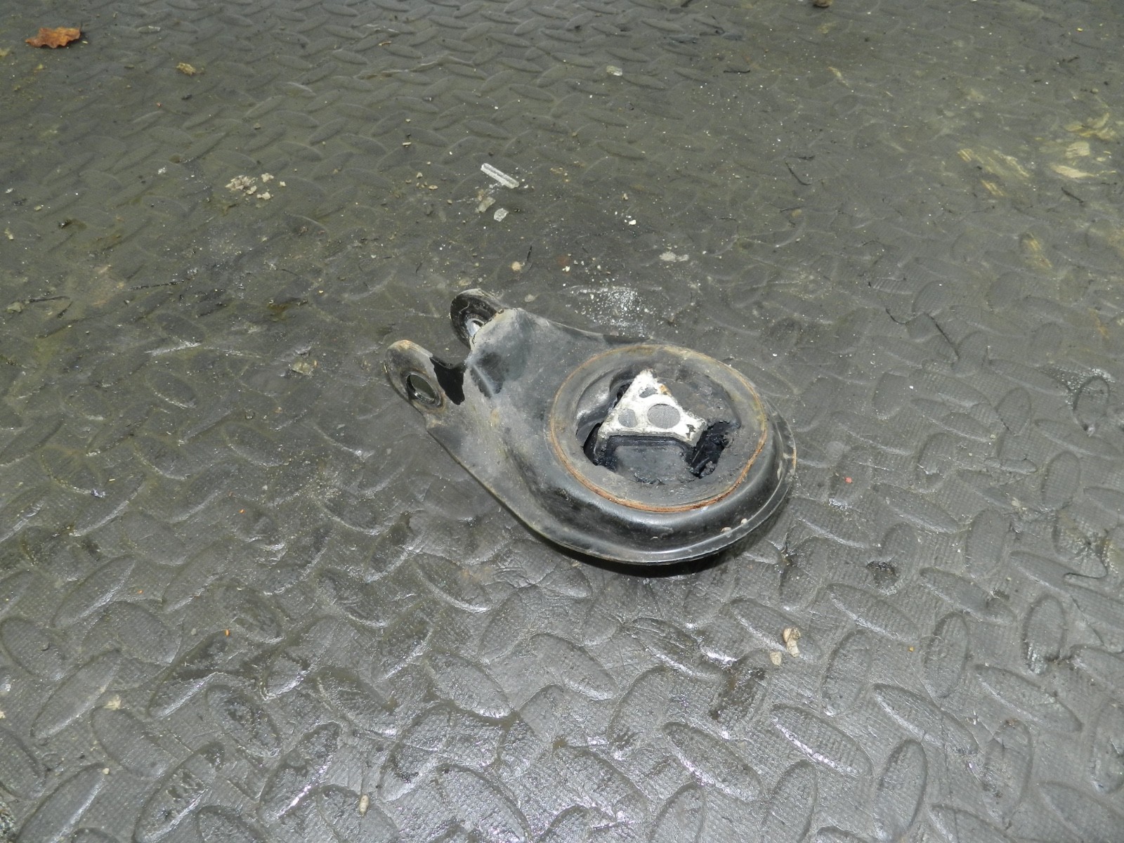 151. 2008 FORD FOCUS MK2 TITANIUM. LOWER ENGINE MOUNT