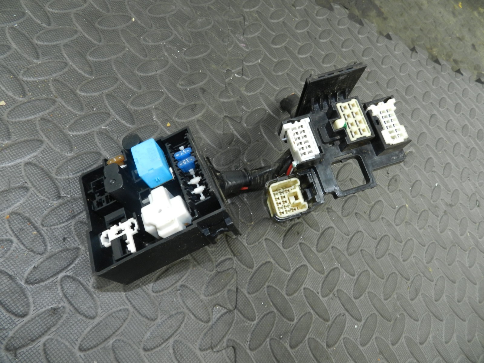 (145) 2003 TOYOTA RAV 4 MK2. FUSE BOX BOARD ENGINE BAY WITH CONNECTORS