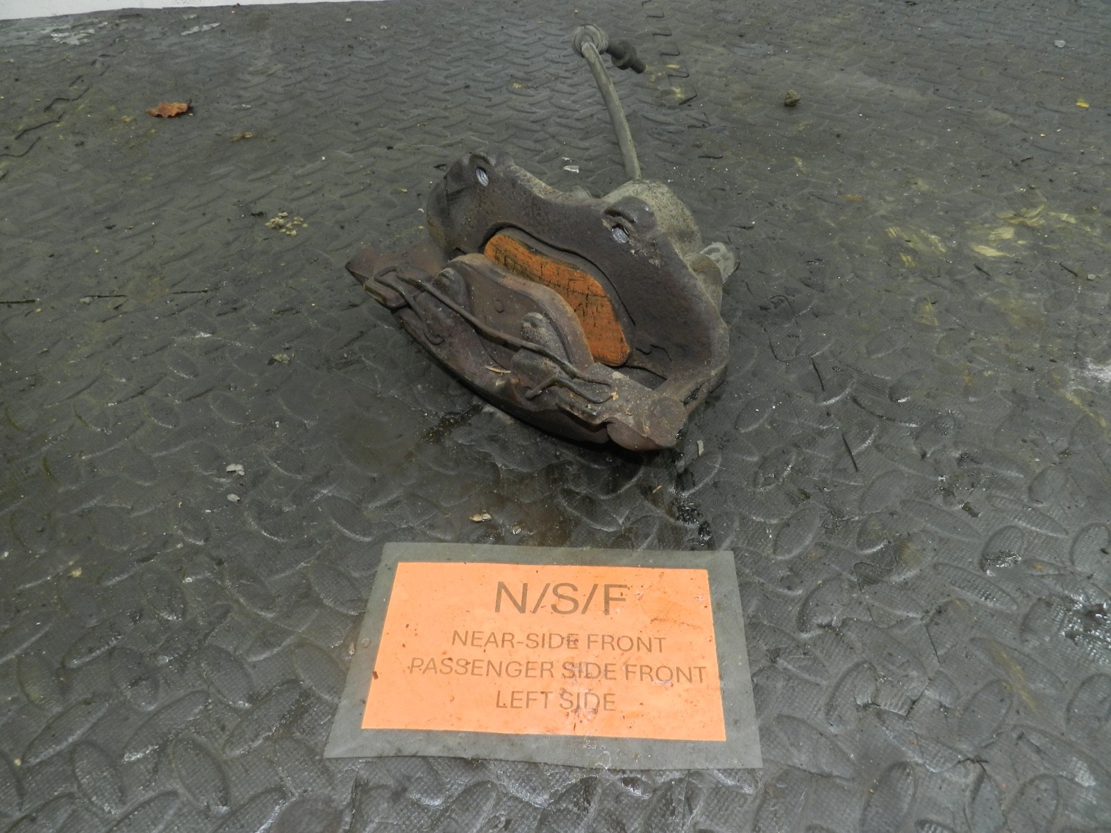 151. 2008 FORD FOCUS MK2 TITANIUM. PASSENGER SIDE FRONT BRAKE CALIPER + CARRIER