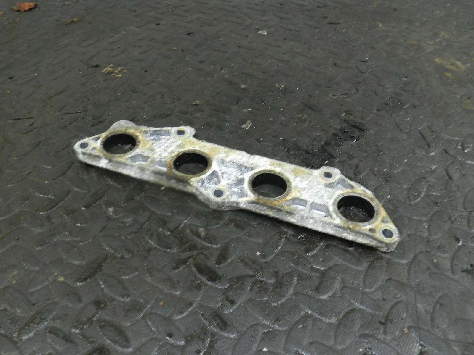 (129) 2005 HONDA JAZZ. INTAKE MANIFOLD SPACER