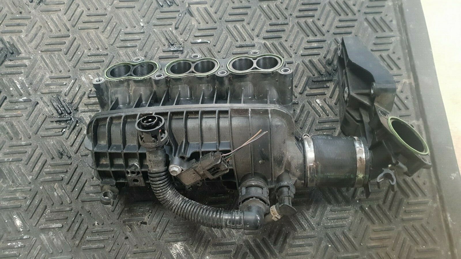 2013 Ford Focus 1.0 Petrol Ecoboost Air Inlet / intake Manifold 1047092S01 - Image 2