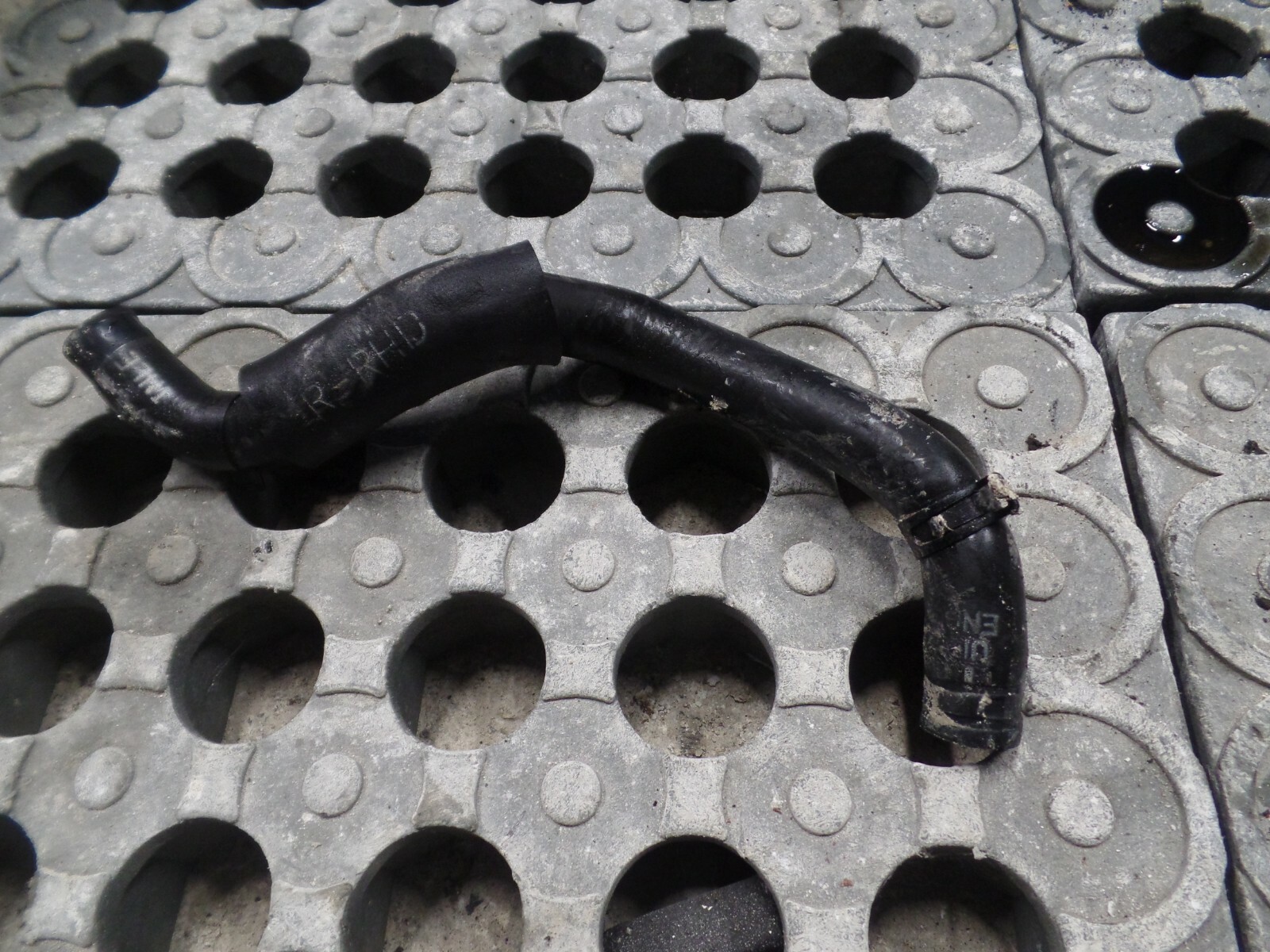 2010 HYUNDAI SANTA FE 2.2 DIESEL AUTOMATIC. COOLANT PIPE.