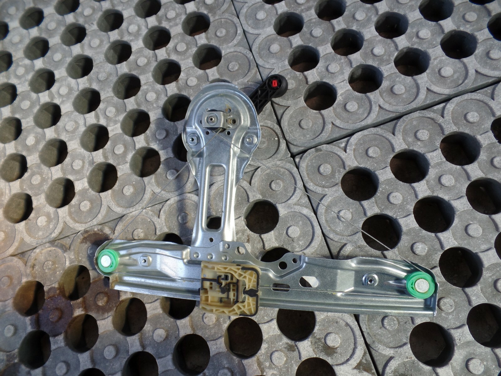 2013 Ford Focus 1.0 Petrol Ecoboost Passenger Rear N/S/R Window Regulator Manual - Image 2