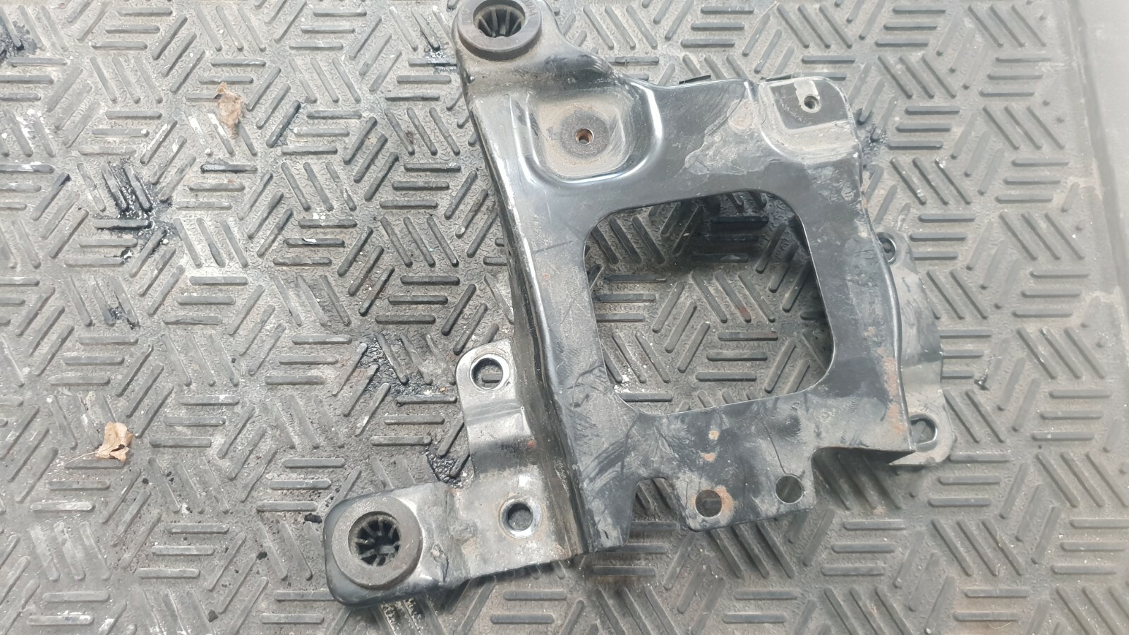 2013 Ford Focus 1.0 Petrol Ecoboost Battery Tray Mount Bracket AV61-R6K034AB