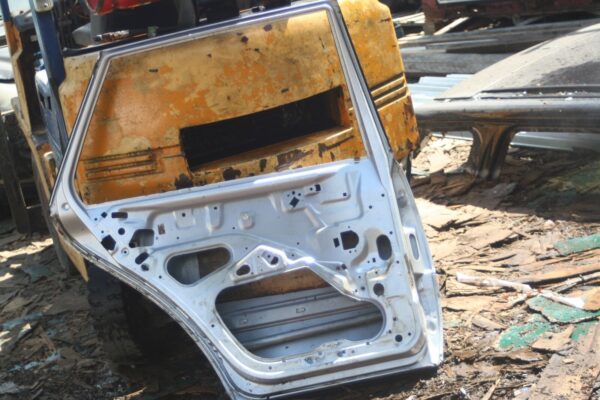 2000 MERCEDES C CLASS W202. PASSENGER SIDE REAR DOOR SHELL IN SILVER - Image 4
