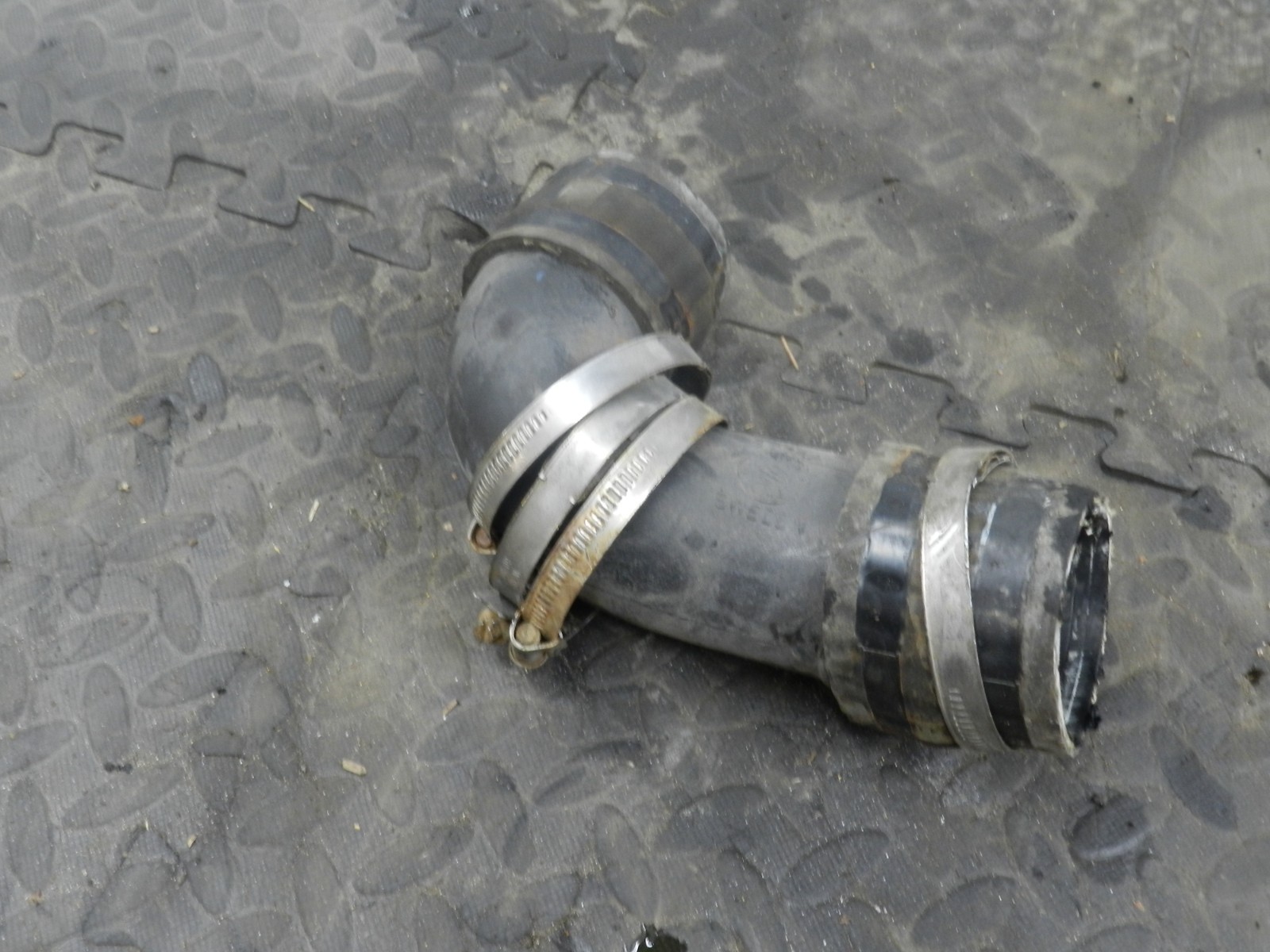 107. 2007 VOLVO S80 D5. INTER COOLER TURBO BOOST PIPE