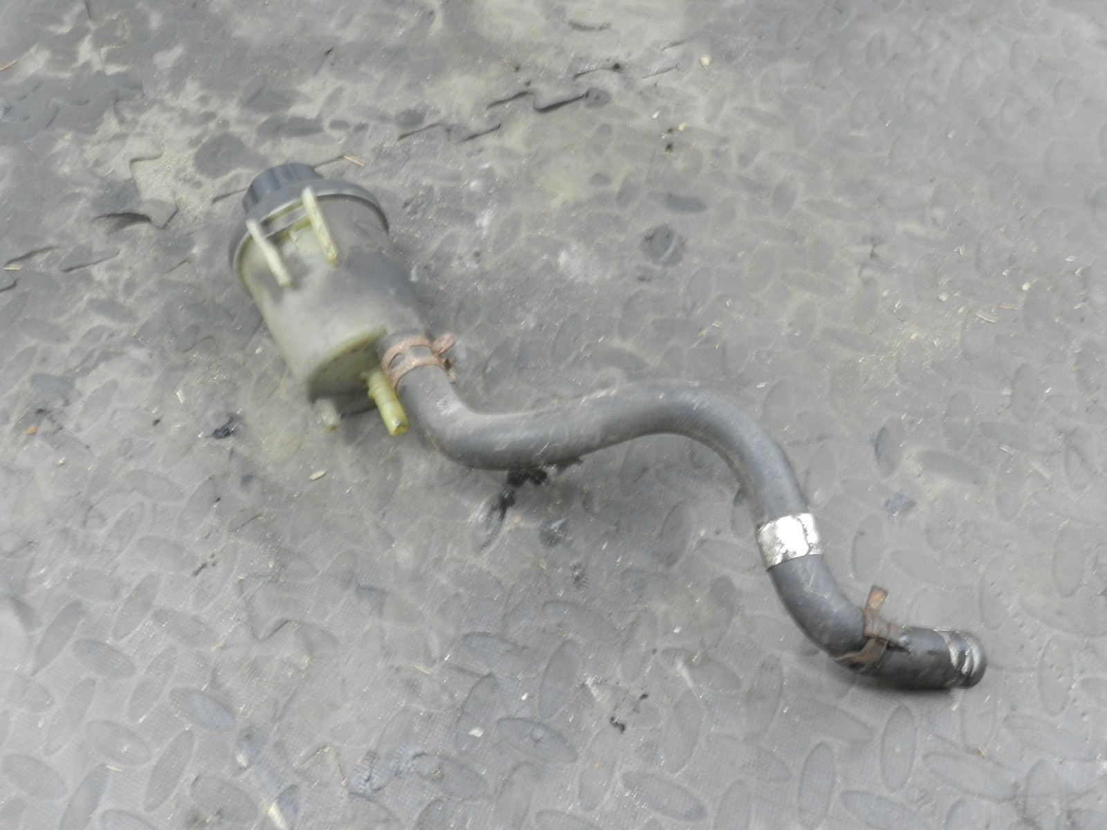 107. 2007 VOLVO S80 D5. POWER STEERING FLUID BOTTLE