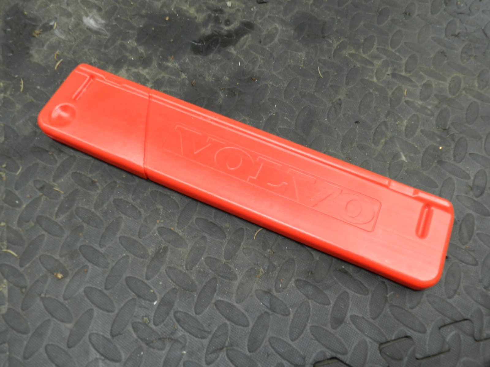 107. 2007 VOLVO S80 D5. EMERGENCY TRIANGLE WARNING
