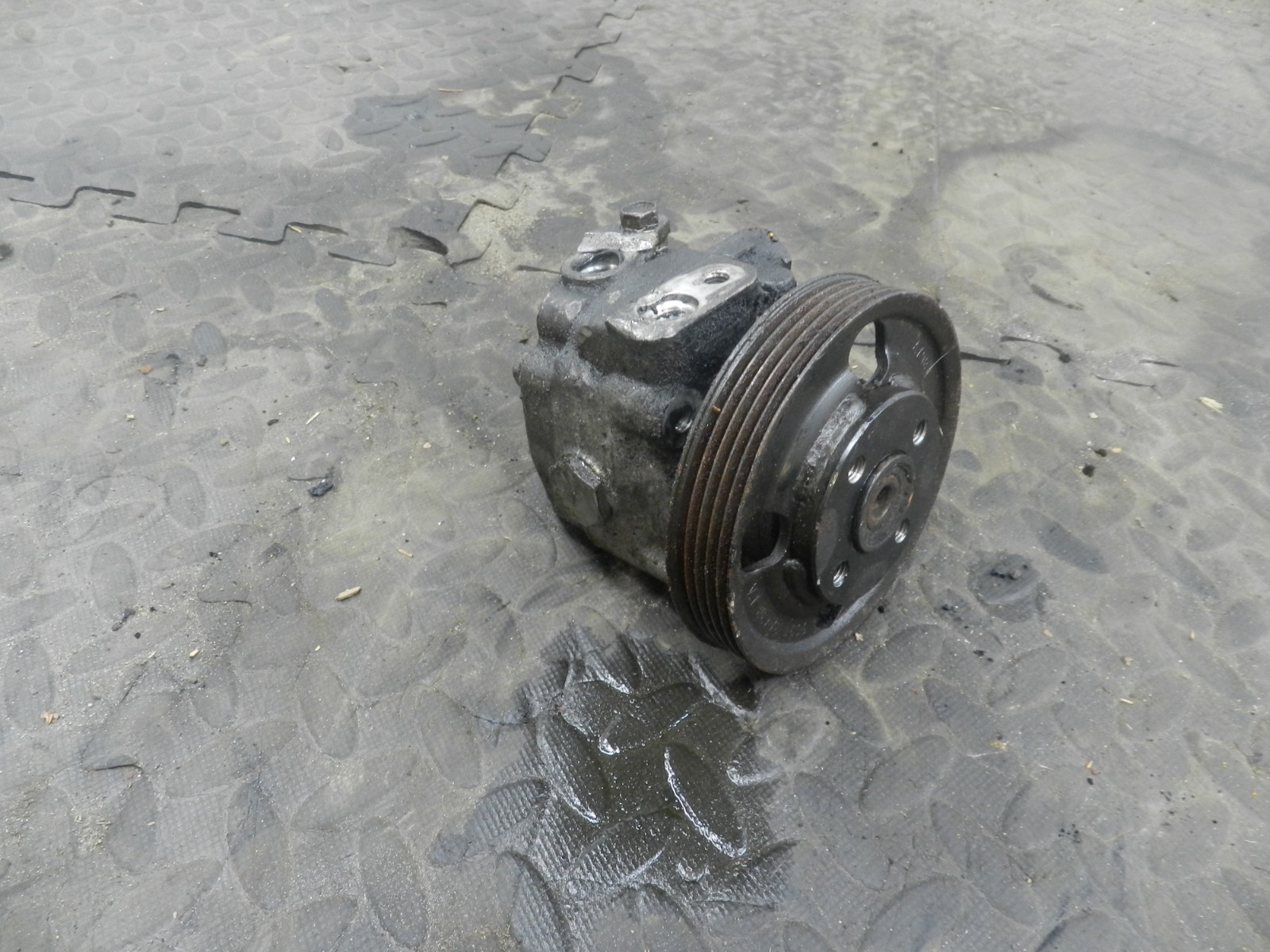 107. 2007 VOLVO S80 D5. POWER STEERING PUMP