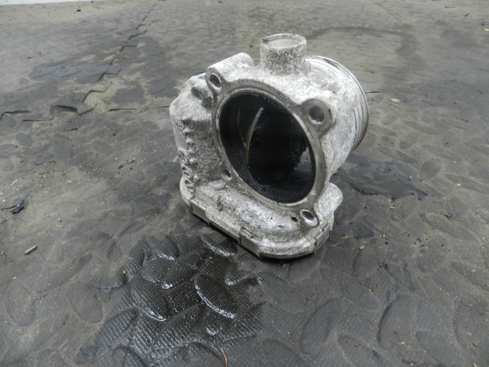 107. 2007 VOLVO S80 D5. THROTTLE BODY